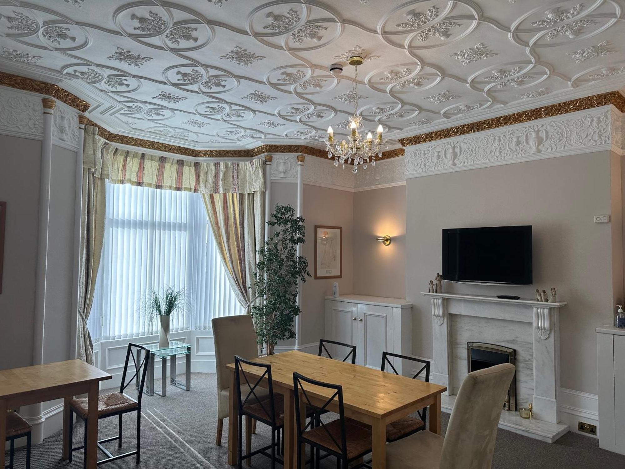 Third House Guest House Aberdeen Esterno foto